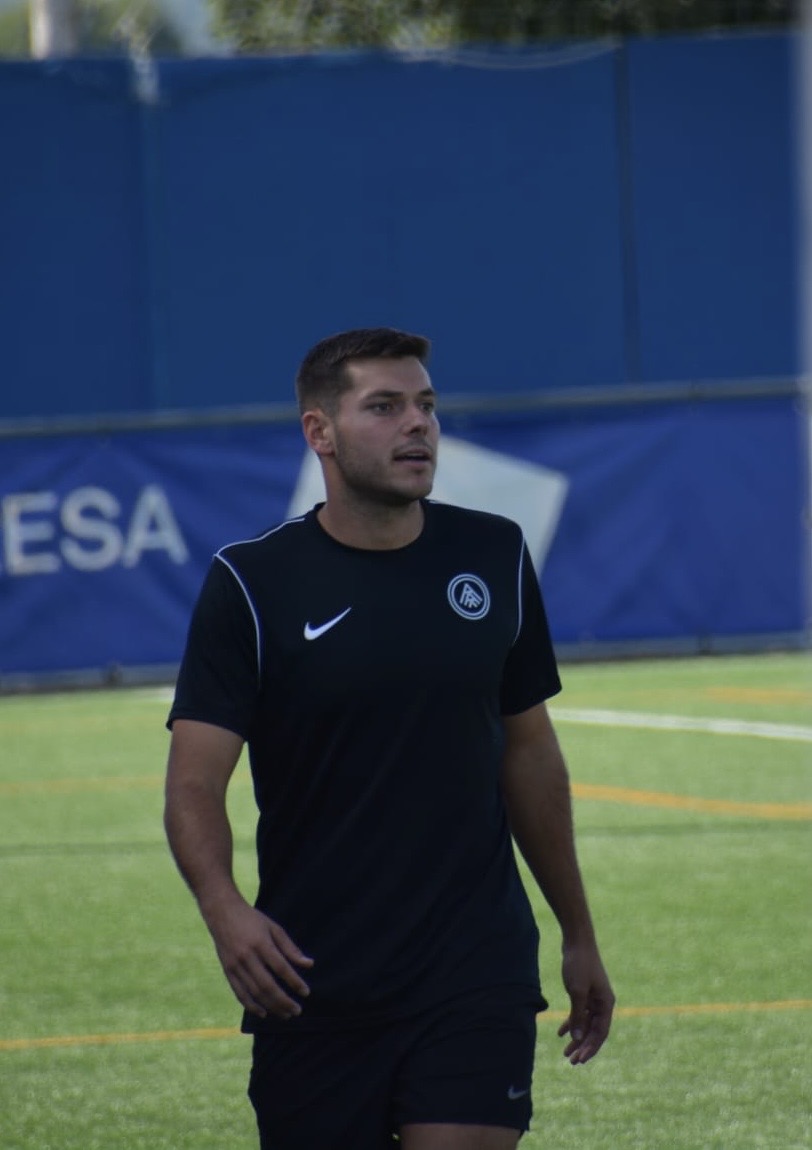 Dídac Saura en el campo de fútbol